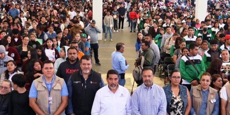 Julio Arreola celebra entrega de becas Benito Juárez a estudiantes de nivel medio superior en Pátzcuaro