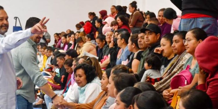 Julio Arreola refrenda su compromiso con la educación durante entrega de becas Rita Cetina en Pátzcuaro