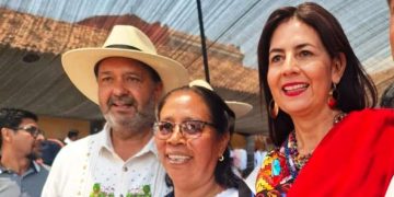 Julio Arreola reconoce a los artesanos de la región de Pátzcuaro en el Tianguis Artesanal del Domingo de Ramos en Uruapan