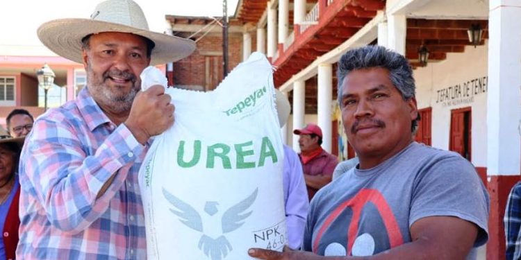 Julio Arreola cumple con el campo: entrega fertilizantes en Huiramangaro