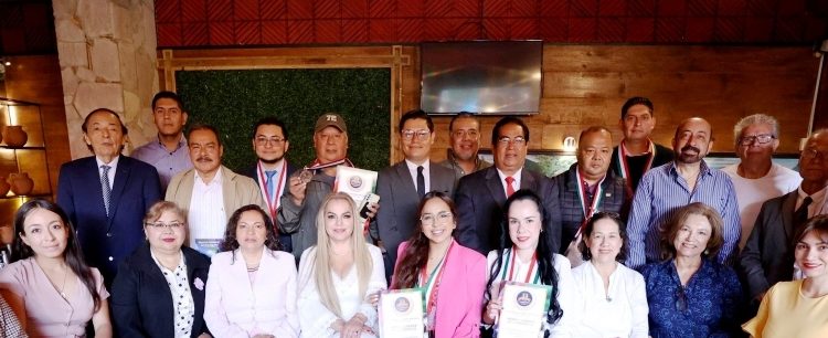 Reconocen a destacadas personalidades, por su destacada labor