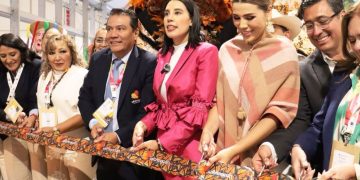 Danza de los Viejitos cautiva en el Tianguis Turístico de Baja California