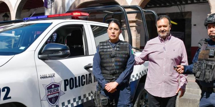 Julio Arreola entrega nuevas patrullas y vehículos para fortalecer la seguridad y los servicios públicos de Pátzcuaro