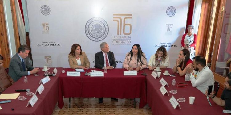 Recibe 76 Legislatura propuesta de iniciativa de manos de colectivo de periodistas