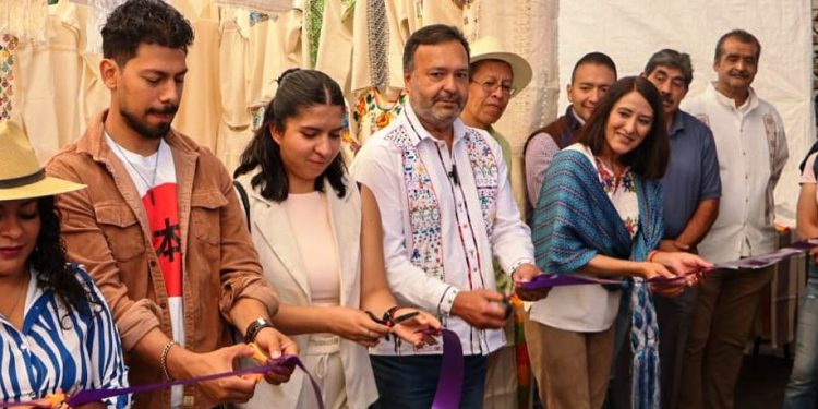 Julio Arreola inaugura el tradicional tianguis artesanal de Semana Santa en Pátzcuaro