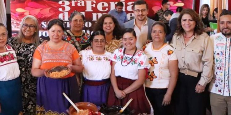 Comisión de Turismo acompaña presentación de la 3ra Feria del Mole en Santiago Tupátaro