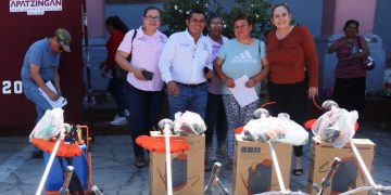 En  Apatzingán más de 50 familias de la zona rural fueron beneficiadas con la entrega de láminas y tinacos.