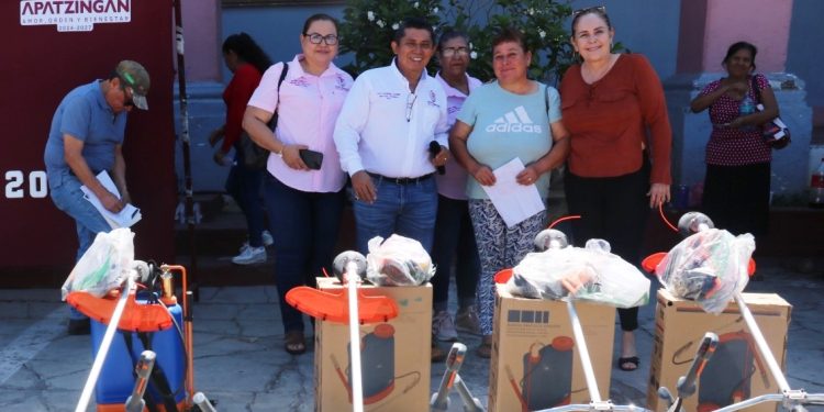 En Apatzingán más de 50 familias de la zona rural fueron beneficiadas con la entrega de láminas y tinacos.