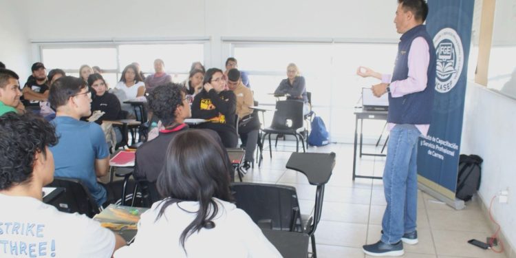 Capacita Fiscalía General a estudiantes de la UMSNH en materia de prevención de consumo de drogas