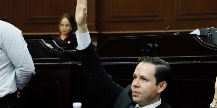 Alfredo Anaya presenta iniciativa para fortalecer organismos operadores de agua en Michoacán