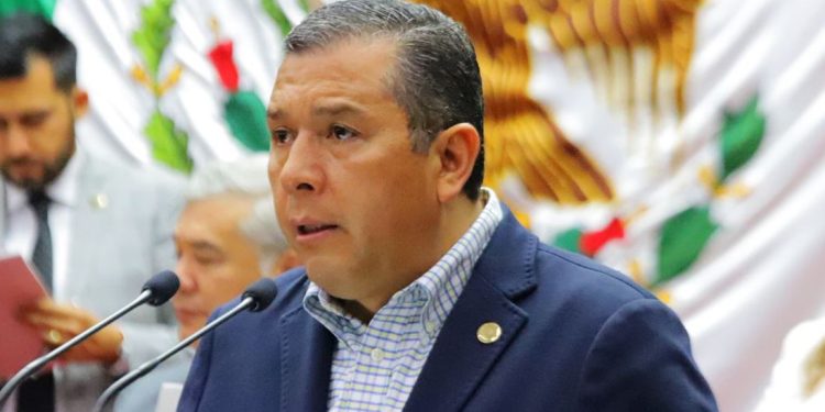 Barragán presenta iniciativa para garantizar seguros de vida dignos a policías de Michoacán