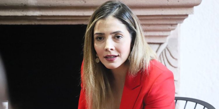 Abusiva la iniciativa estadounidense que pretende gravar remesas que envían nuestros paisanos: Brissa Arroyo