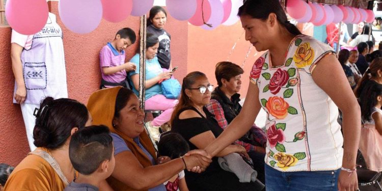 Celeste Ascencio celebra el Día de las Madres con las mujeres de su tierra natal