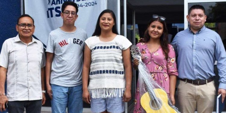 Celeste Ascencio entrega guitarras a estudiantes de Apatzingán
