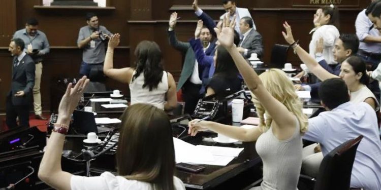 Modifica 76 Legislatura nombre de dos Comisiones de Dictamen