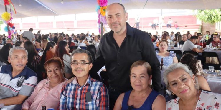 Eric Gaona celebra a los maestros de Tarímbaro con un emotivo festejo