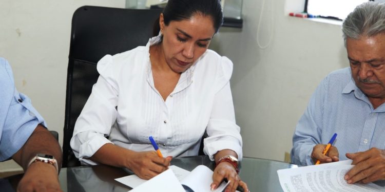 Educación accesible para Apatzingán: Fanny Arreola lidera convenio educativo.