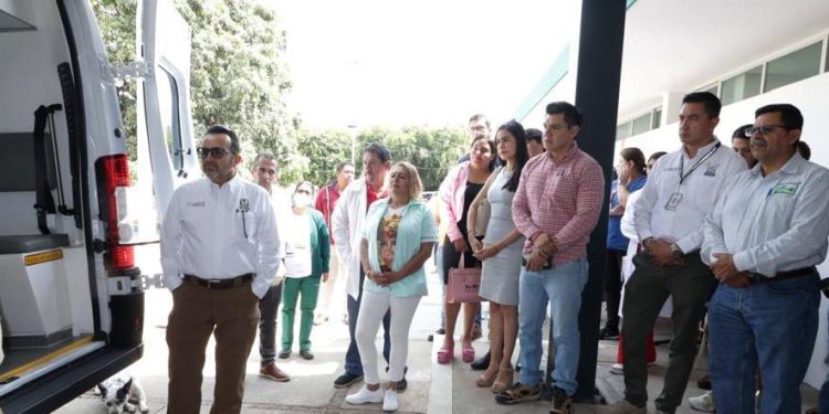 Entrega IMSS Michoacán ambulancia y techumbre en UMF No. 26 de Taretan
