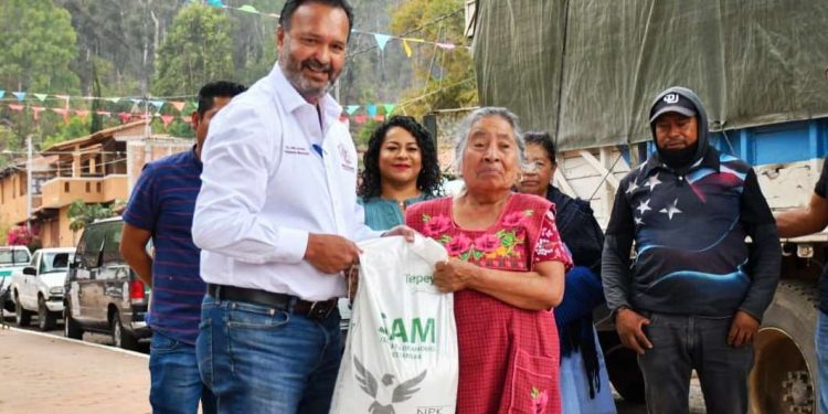 Julio Arreola reafirma su compromiso con el campo con la entrega del fertilizante en Tzurumútaro