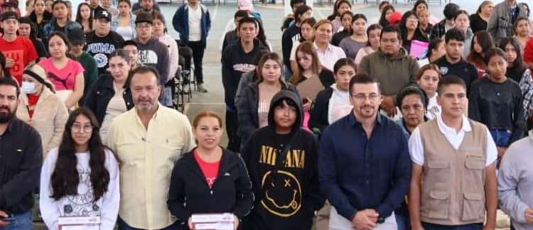 Julio Arreola encabeza entrega de becas Benito Juárez a jóvenes de Pátzcuaro