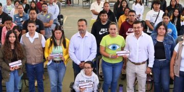 Julio Arreola acompaña entrega de becas “Jóvenes Escribiendo el Futuro” en Pátzcuaro