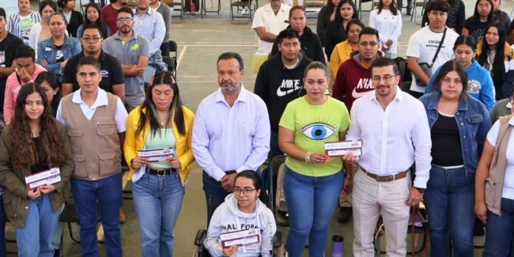 Julio Arreola acompaña entrega de becas “Jóvenes Escribiendo el Futuro” en Pátzcuaro