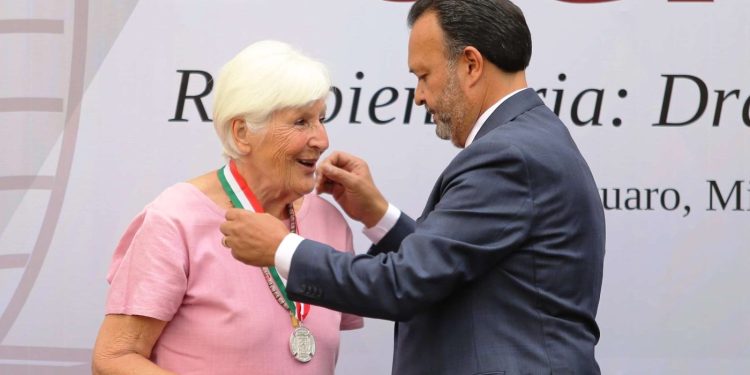 Julio Arreola entrega la XXXII Presea Gertrudis Bocanegra a la Dra. Ilse Brunner