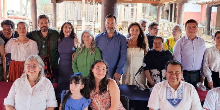 Julio Arreola impulsa el cine comunitario y celebra la filmación de “Ernestina y el Duque”
