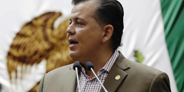 Propone Memo Valencia renovar placas cada diez años en Michoacán