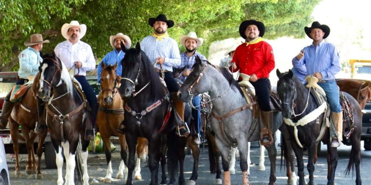 Octavio Ocampo Cordova Participa en la Cabalgata de las Fiestas Patronales en Cojumatlán