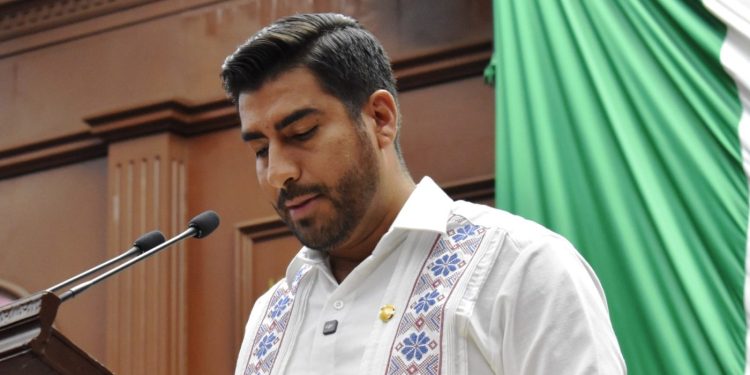 Presenta Poncho Chávez iniciativa para brindar educación a mujeres víctimas de violencia