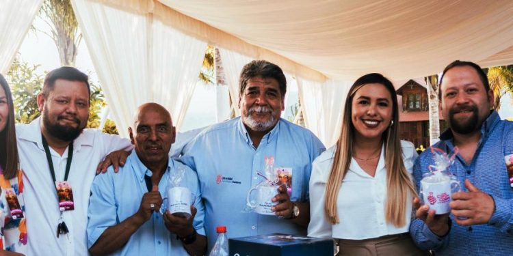 Reconoce Gobierno Municipal de Salvador Escalante a maestras y maestros en su día