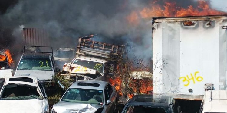 PC Estatal atiende incendio en negocio de grúas en Tarímbaro