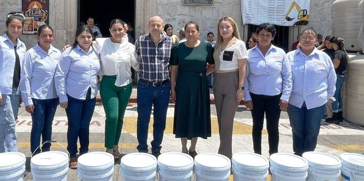 Tarímbaro consolida programas de apoyo a la vivienda con entrega de impermeabilizante y tinacos subsidiados