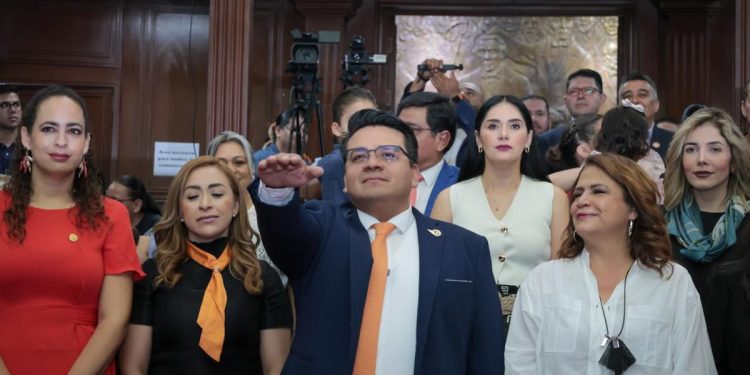 Toño Carreño Sosa rindió protesta como diputado de la LXXVI Legislatura