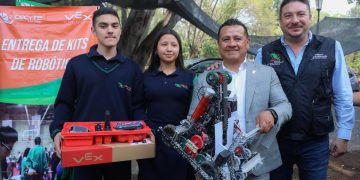Torres Piña entrega equipo tecnológico a estudiantes del Cecytem rumbo a Mundial de Robótica
