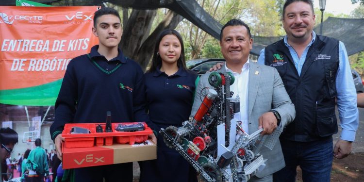Torres Piña entrega equipo tecnológico a estudiantes del Cecytem rumbo a Mundial de Robótica