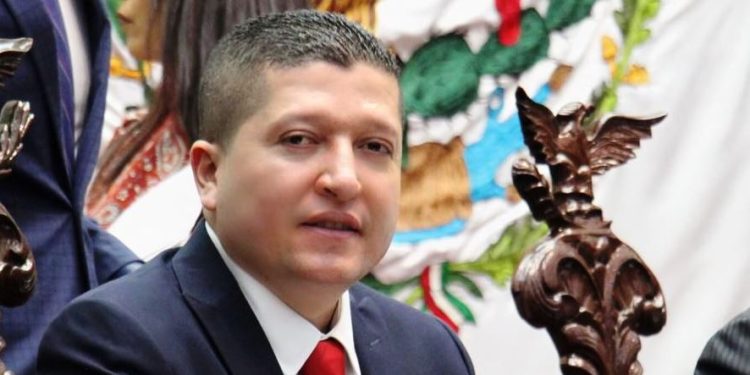 Presenta Vicente Gómez iniciativa para incluir la violencia digital en la Ley de Derechos de NNA