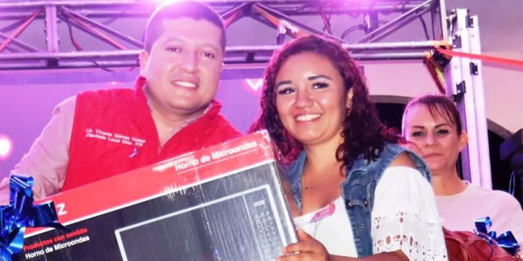 Reconoce Vicente Gómez a la niñez y a las mamás con festejos en el Distrito XIX