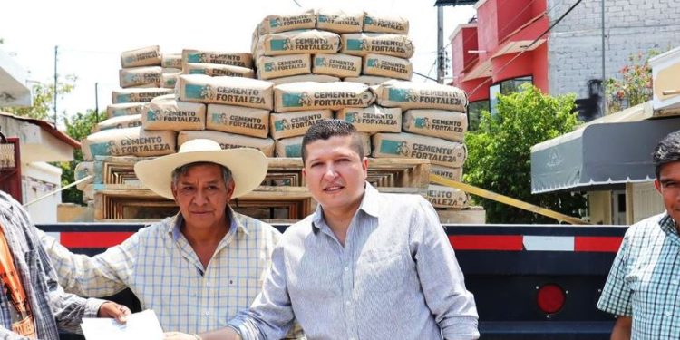 Vicente Gómez gestiona cemento para obra hídrica en Puruarán