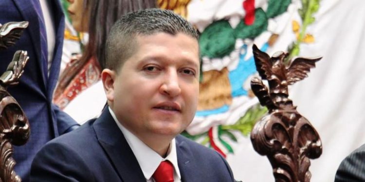 Presenta Vicente Gómez iniciativa para incluir la violencia digital en la Ley de Derechos de NNA