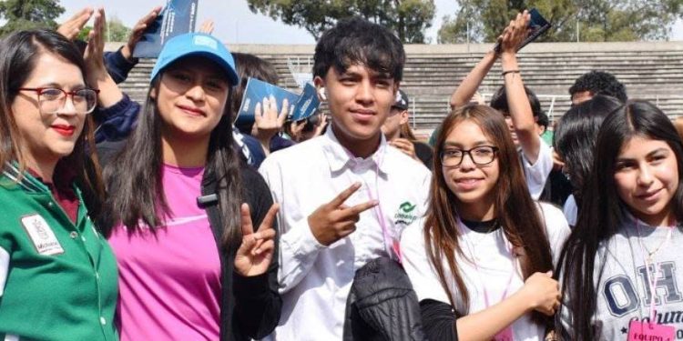Celeste Ascencio invitó a jóvenes a vivir sin tabaco