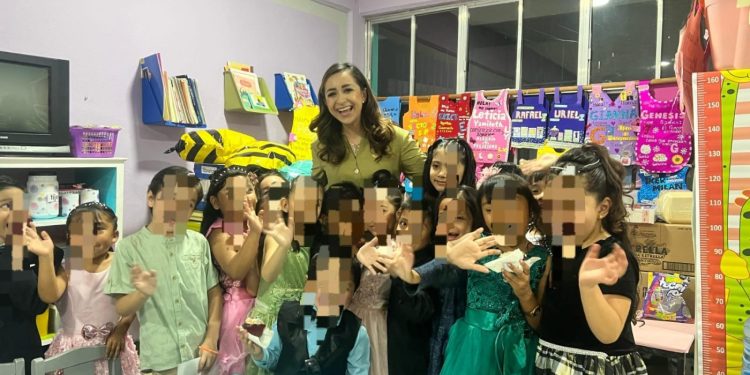 Grecia Aguilar realiza gira por Zitácuaro para convivir con niñas y niños y entrega regalos