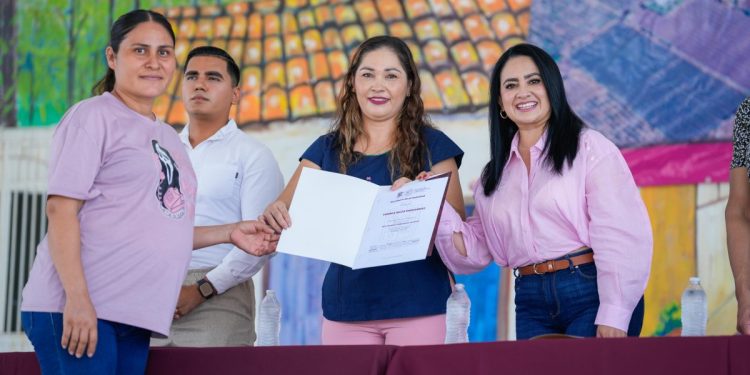 Gestiones de Irma Moreno Mendoza dan certeza jurídica a185 familias de Buenavista Tomatlán