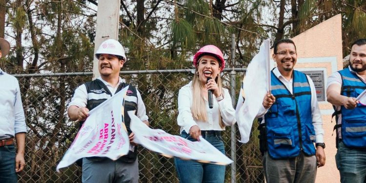 Arranca reencarpetamiento de vialidad principal en Tarascón, con más de 8 mil m² de mejora