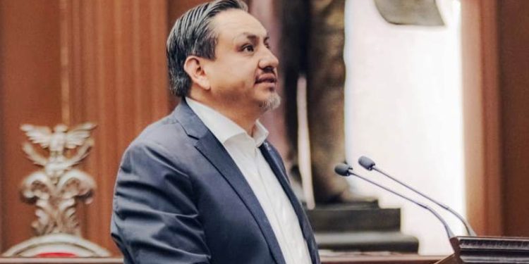 Garantizar derechos reproductivos de las mujeres en legislación y combatir violencia propone Víctor Manríquez