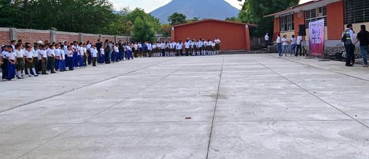 ENTREGA DE FIRMES EN ESCUELAS DE APATZINGÁN