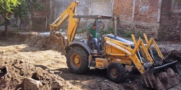 En Apatzingán, avansa programa de desasolve con maquinaria.