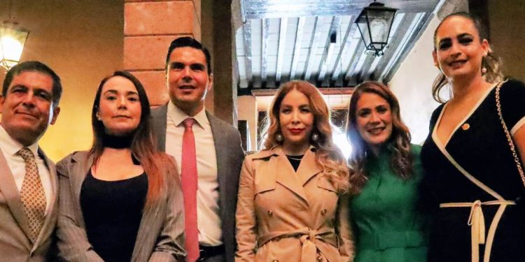 Colegio de Notarios de Michoacán, pilar fundamental del Estado de Derecho: Belinda Hurtado, tras entrega de condecoración