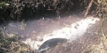 Ayuntamiento de Buenavista Tomatlán atiende reparación de línea de condición de agua potable